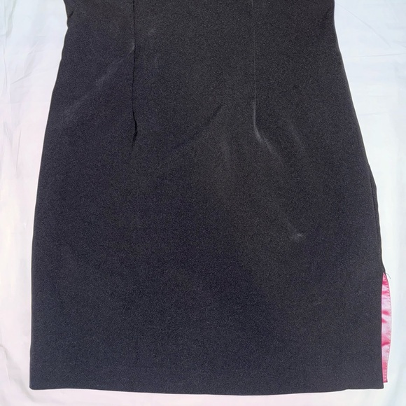 Positive Attitude | VNTG Fitted Mini Black Dress with Satin Pink Lining Slit - Picture 3 of 6